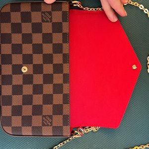 Cross body bag with gold chain